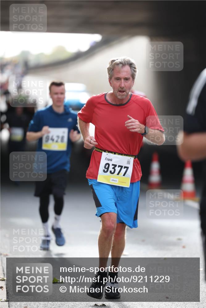 05.10.2025 - 20. swb-Marathon Bremen Michael Strokosch http://msf.ph/oto/9211229 05.10.2025 10:42:54 Laufen 9428, 9377 meine-sportfotos.de