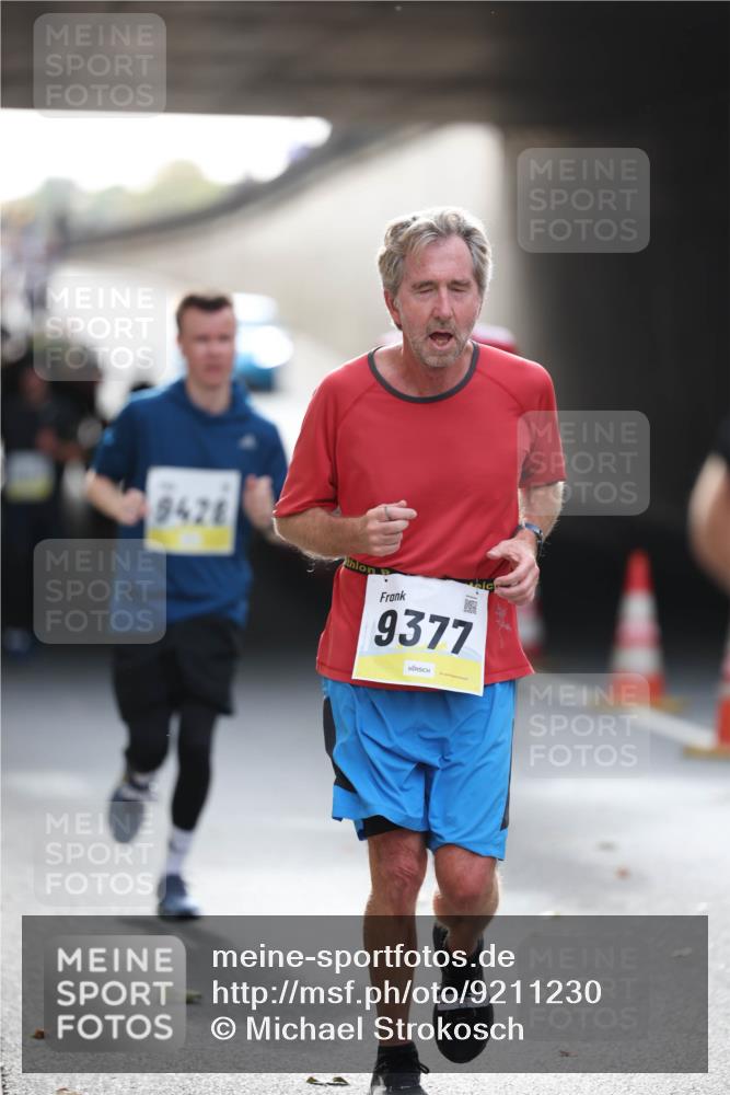 05.10.2025 - 20. swb-Marathon Bremen Michael Strokosch http://msf.ph/oto/9211230 05.10.2025 10:42:54 Laufen 9428, 9377, 1 meine-sportfotos.de