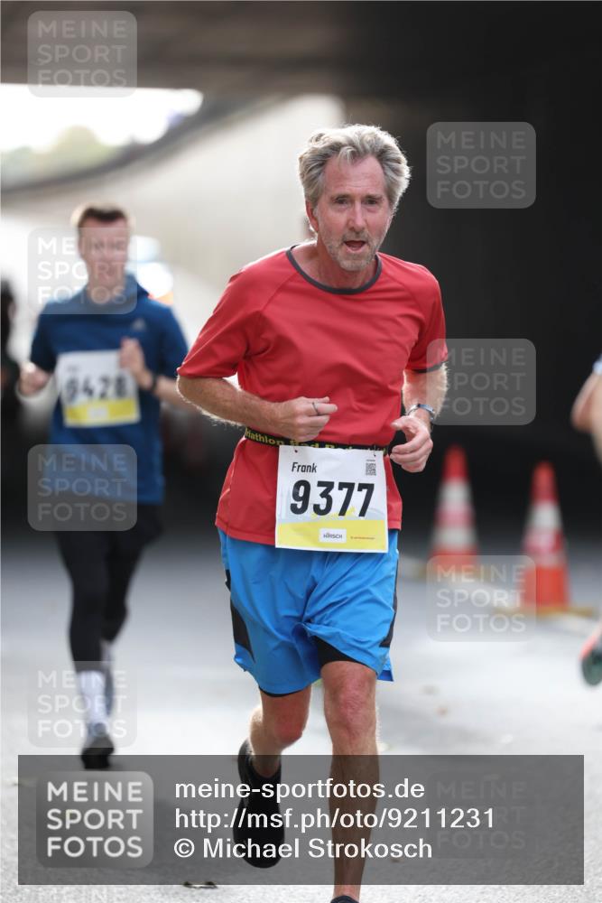 05.10.2025 - 20. swb-Marathon Bremen Michael Strokosch http://msf.ph/oto/9211231 05.10.2025 10:42:54 Laufen 9428, 9377 meine-sportfotos.de