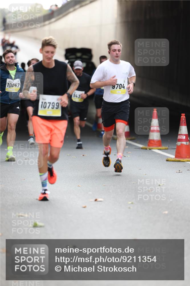 05.10.2025 - 20. swb-Marathon Bremen Michael Strokosch http://msf.ph/oto/9211354 05.10.2025 10:43:54 Laufen 10047, 10799, 43, 9704 meine-sportfotos.de
