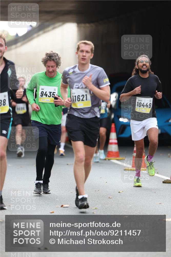 05.10.2025 - 20. swb-Marathon Bremen Michael Strokosch http://msf.ph/oto/9211457 05.10.2025 10:44:48 Laufen 9435, 11621, 38, 2523, 10449 meine-sportfotos.de