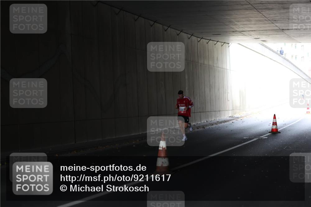 05.10.2025 - 20. swb-Marathon Bremen Michael Strokosch http://msf.ph/oto/9211617 05.10.2025 11:55:59 Laufen 1233 meine-sportfotos.de