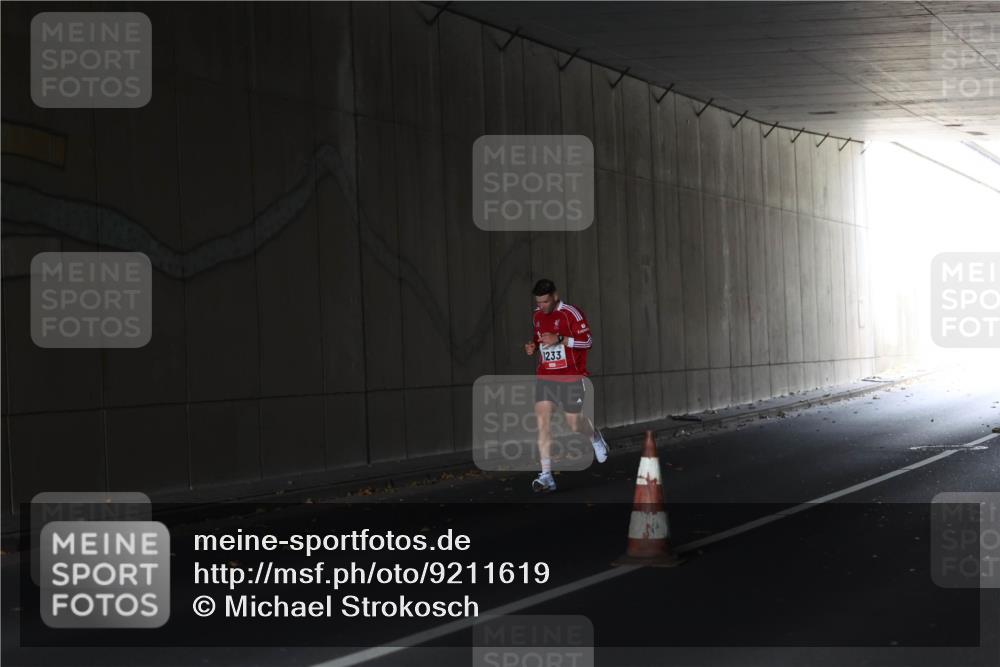 05.10.2025 - 20. swb-Marathon Bremen Michael Strokosch http://msf.ph/oto/9211619 05.10.2025 11:56:00 Laufen 1233 meine-sportfotos.de