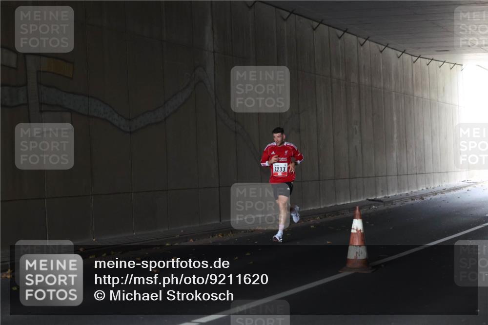 05.10.2025 - 20. swb-Marathon Bremen Michael Strokosch http://msf.ph/oto/9211620 05.10.2025 11:56:00 Laufen 1233 meine-sportfotos.de