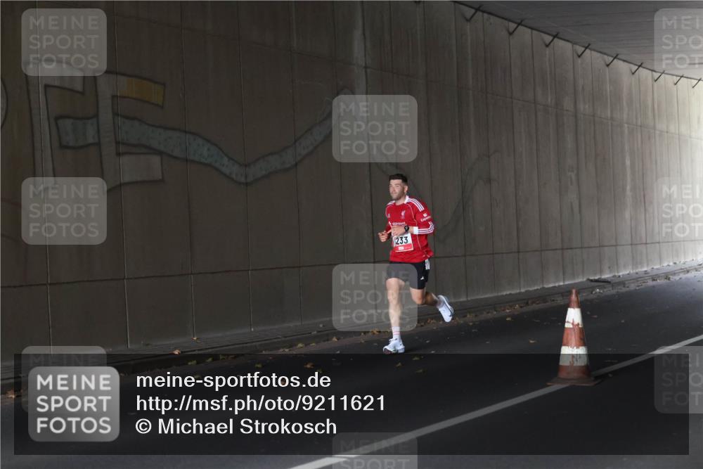 05.10.2025 - 20. swb-Marathon Bremen Michael Strokosch http://msf.ph/oto/9211621 05.10.2025 11:56:01 Laufen 1233 meine-sportfotos.de