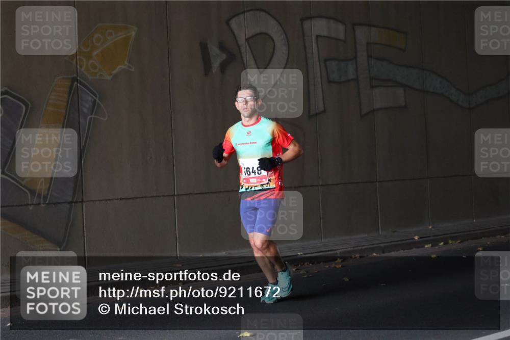 05.10.2025 - 20. swb-Marathon Bremen Michael Strokosch http://msf.ph/oto/9211672 05.10.2025 11:57:14 Laufen 9, 2, 1, 1648 meine-sportfotos.de