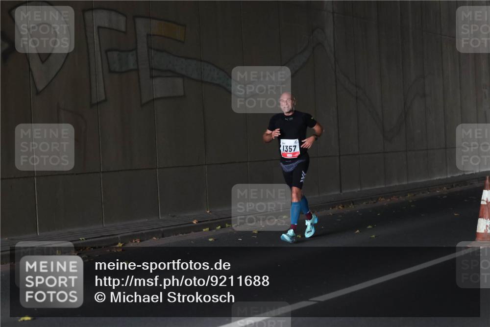 05.10.2025 - 20. swb-Marathon Bremen Michael Strokosch http://msf.ph/oto/9211688 05.10.2025 11:57:49 Laufen 1357 meine-sportfotos.de