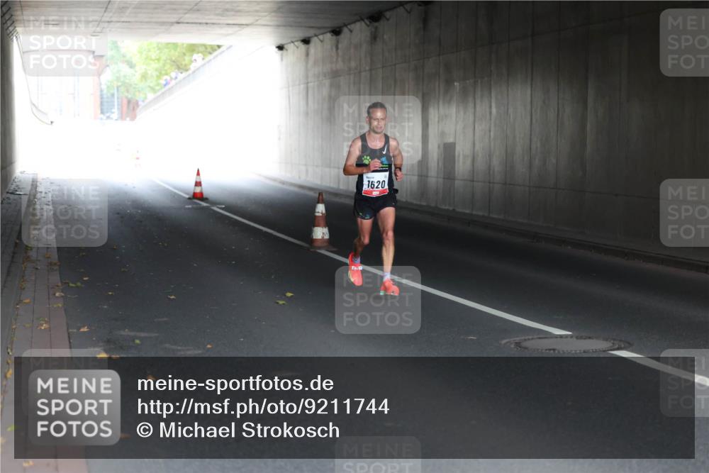 05.10.2025 - 20. swb-Marathon Bremen Michael Strokosch http://msf.ph/oto/9211744 05.10.2025 12:00:34 Laufen 1620 meine-sportfotos.de