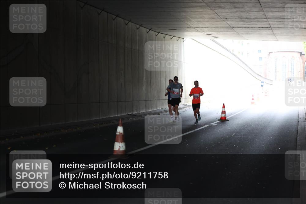 05.10.2025 - 20. swb-Marathon Bremen Michael Strokosch http://msf.ph/oto/9211758 05.10.2025 12:01:20 Laufen 717, 1771 meine-sportfotos.de