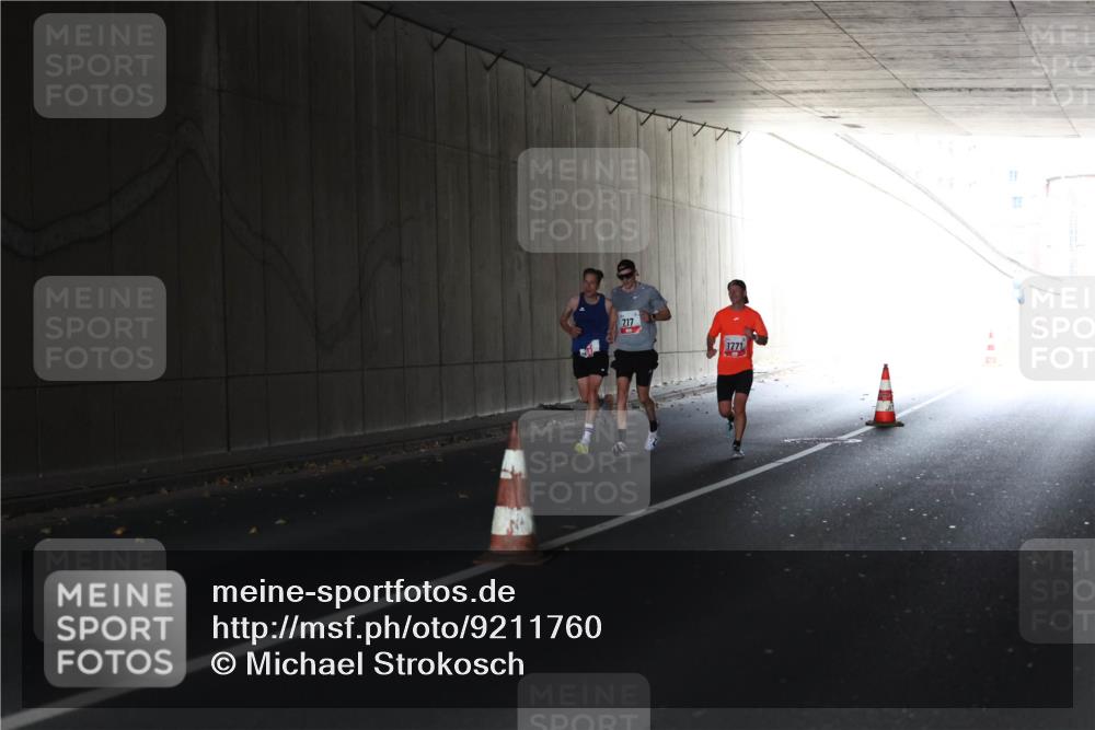 05.10.2025 - 20. swb-Marathon Bremen Michael Strokosch http://msf.ph/oto/9211760 05.10.2025 12:01:21 Laufen 717, 1771 meine-sportfotos.de