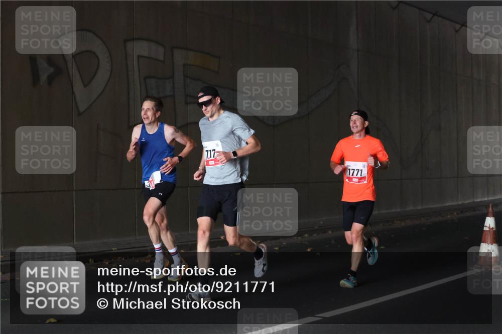 05.10.2025 - 20. swb-Marathon Bremen Michael Strokosch http://msf.ph/oto/9211771 05.10.2025 12:01:25 Laufen 717, 1771 meine-sportfotos.de