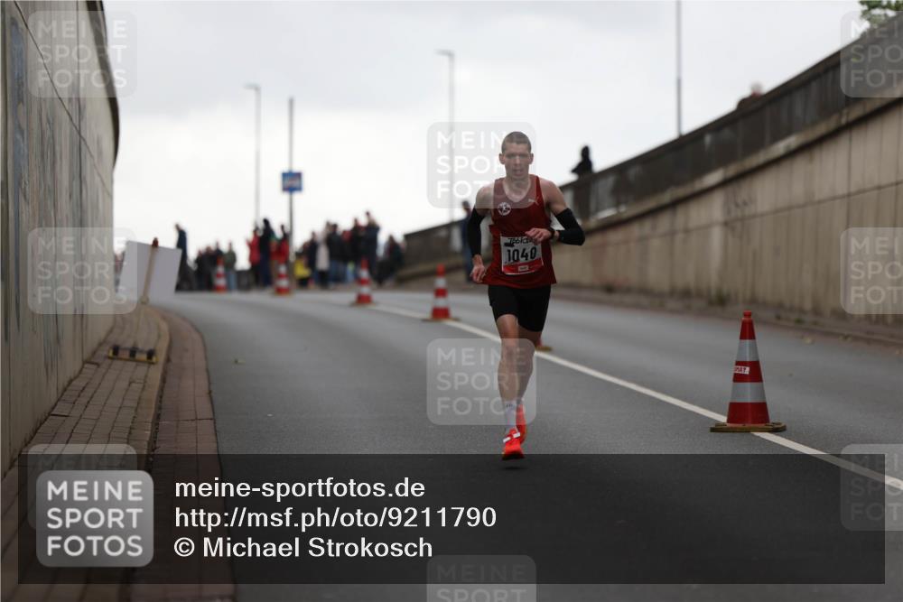 05.10.2025 - 20. swb-Marathon Bremen Michael Strokosch http://msf.ph/oto/9211790 05.10.2025 12:02:18 Laufen 1991, 1040 meine-sportfotos.de