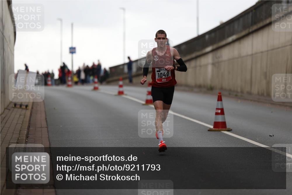 05.10.2025 - 20. swb-Marathon Bremen Michael Strokosch http://msf.ph/oto/9211793 05.10.2025 12:02:19 Laufen 1040 meine-sportfotos.de