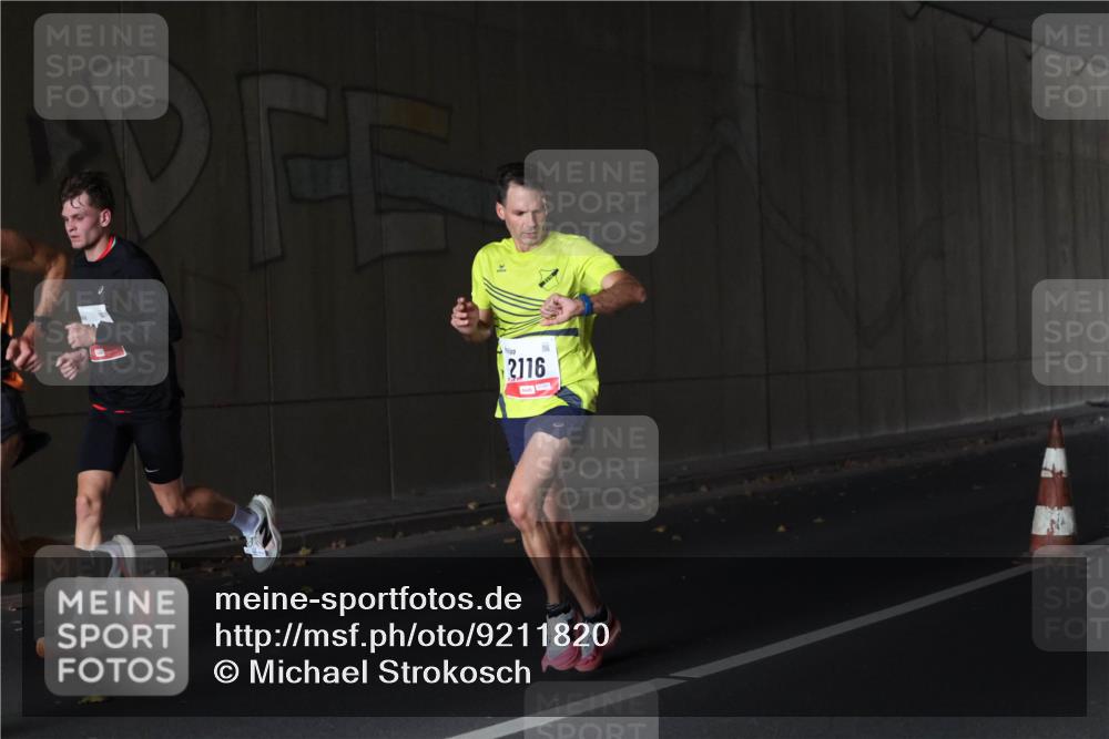 05.10.2025 - 20. swb-Marathon Bremen Michael Strokosch http://msf.ph/oto/9211820 05.10.2025 12:02:45 Laufen 2116 meine-sportfotos.de