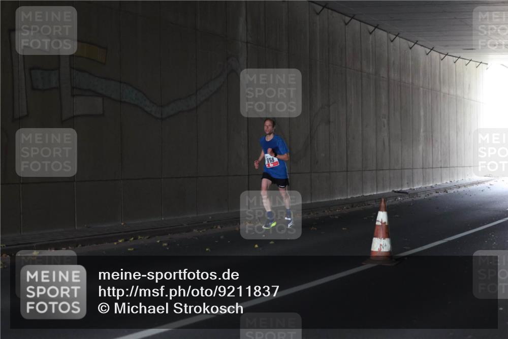 05.10.2025 - 20. swb-Marathon Bremen Michael Strokosch http://msf.ph/oto/9211837 05.10.2025 12:04:05 Laufen 956 meine-sportfotos.de