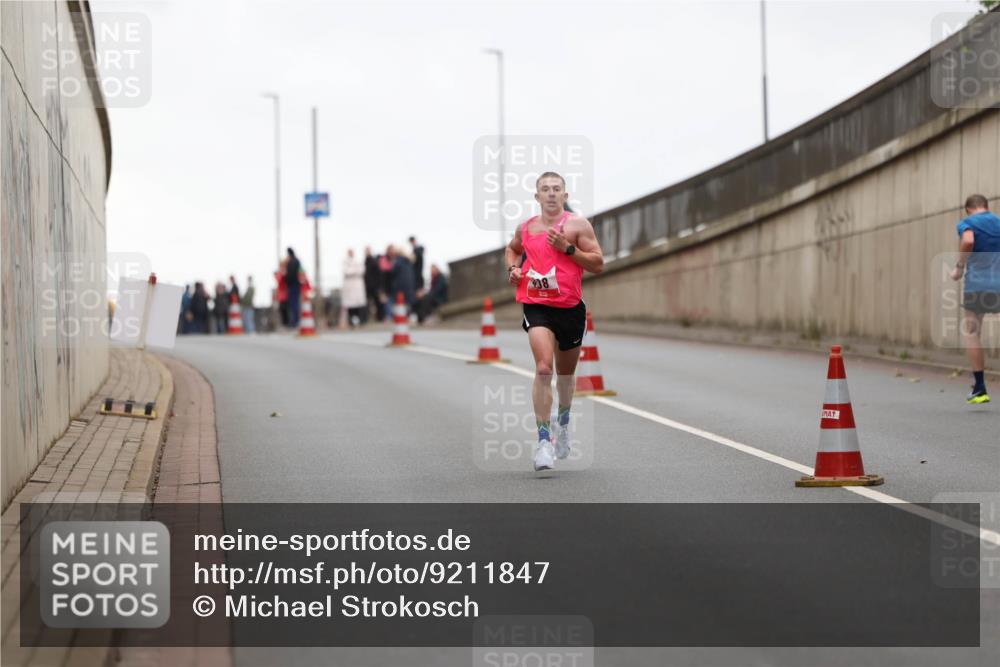 05.10.2025 - 20. swb-Marathon Bremen Michael Strokosch http://msf.ph/oto/9211847 05.10.2025 12:04:20 Laufen 80 meine-sportfotos.de