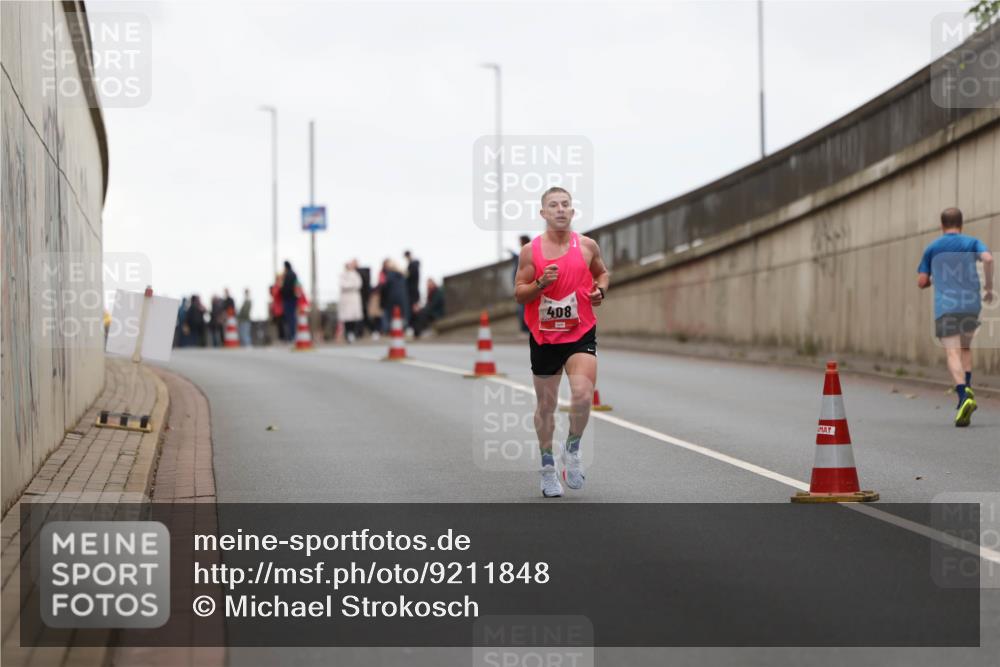 05.10.2025 - 20. swb-Marathon Bremen Michael Strokosch http://msf.ph/oto/9211848 05.10.2025 12:04:21 Laufen 408 meine-sportfotos.de