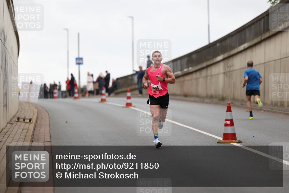 05.10.2025 - 20. swb-Marathon Bremen Michael Strokosch http://msf.ph/oto/9211850 05.10.2025 12:04:21 Laufen 408 meine-sportfotos.de