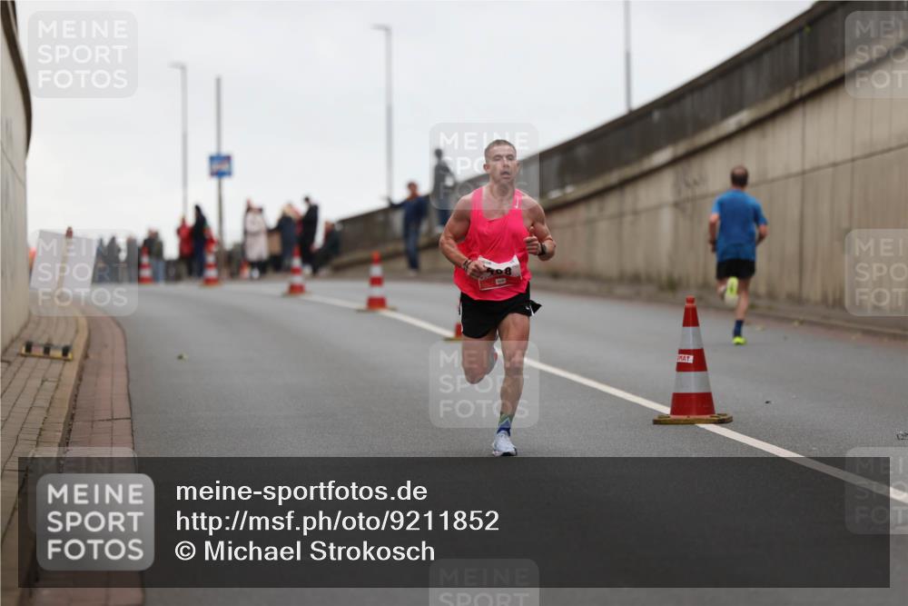 05.10.2025 - 20. swb-Marathon Bremen Michael Strokosch http://msf.ph/oto/9211852 05.10.2025 12:04:21 Laufen  meine-sportfotos.de
