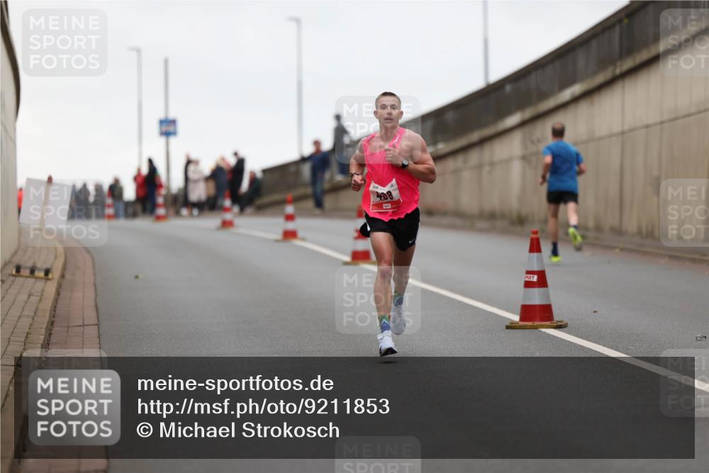 05.10.2025 - 20. swb-Marathon Bremen Michael Strokosch http://msf.ph/oto/9211853 05.10.2025 12:04:22 Laufen 08 meine-sportfotos.de