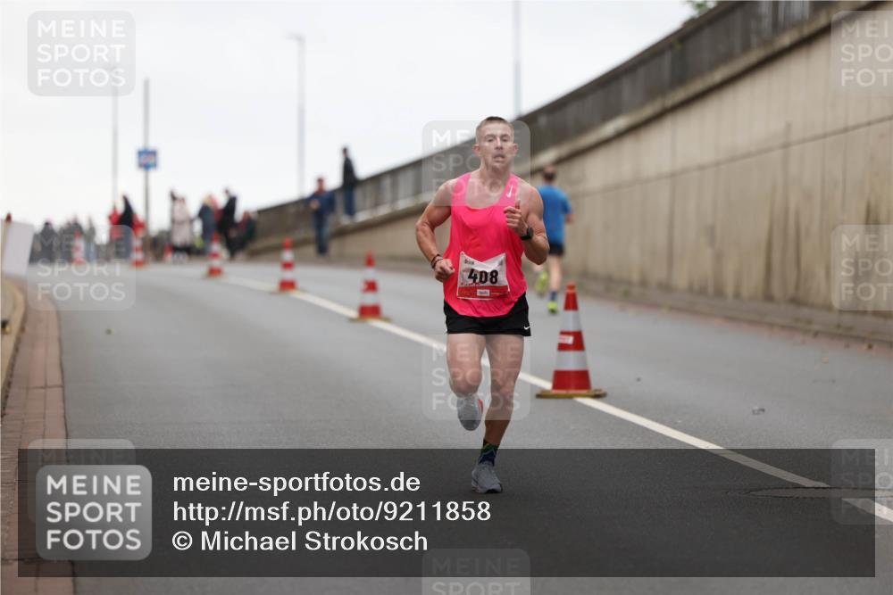 05.10.2025 - 20. swb-Marathon Bremen Michael Strokosch http://msf.ph/oto/9211858 05.10.2025 12:04:23 Laufen 408 meine-sportfotos.de