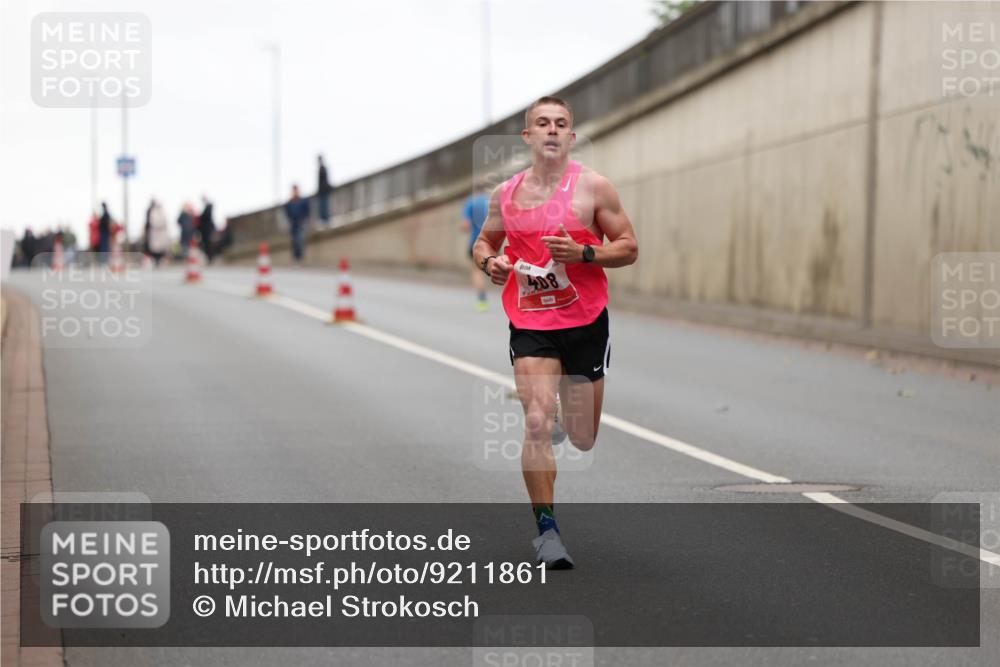 05.10.2025 - 20. swb-Marathon Bremen Michael Strokosch http://msf.ph/oto/9211861 05.10.2025 12:04:24 Laufen 08 meine-sportfotos.de