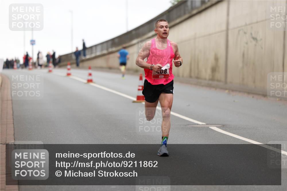 05.10.2025 - 20. swb-Marathon Bremen Michael Strokosch http://msf.ph/oto/9211862 05.10.2025 12:04:24 Laufen 08 meine-sportfotos.de