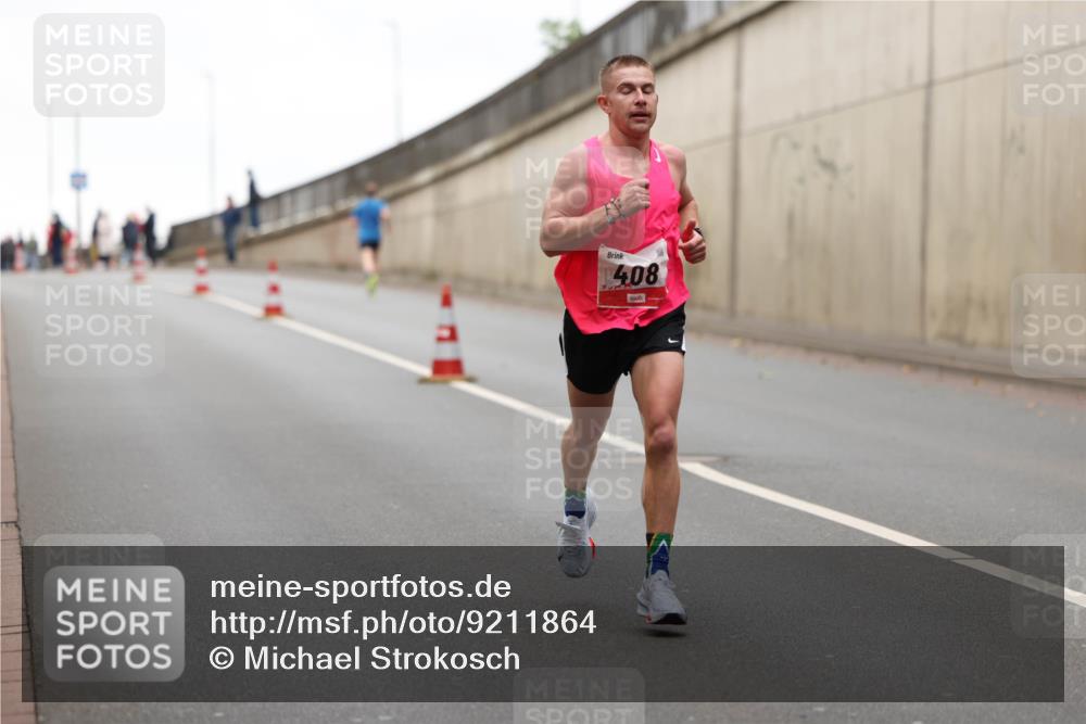 05.10.2025 - 20. swb-Marathon Bremen Michael Strokosch http://msf.ph/oto/9211864 05.10.2025 12:04:25 Laufen 408 meine-sportfotos.de