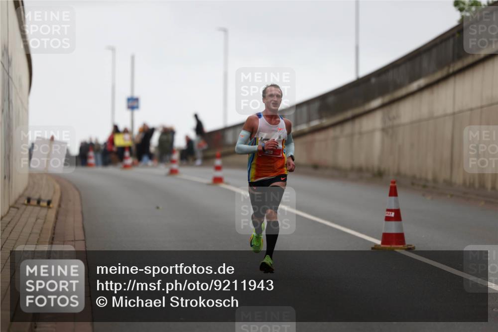 05.10.2025 - 20. swb-Marathon Bremen Michael Strokosch http://msf.ph/oto/9211943 05.10.2025 12:08:01 Laufen  meine-sportfotos.de