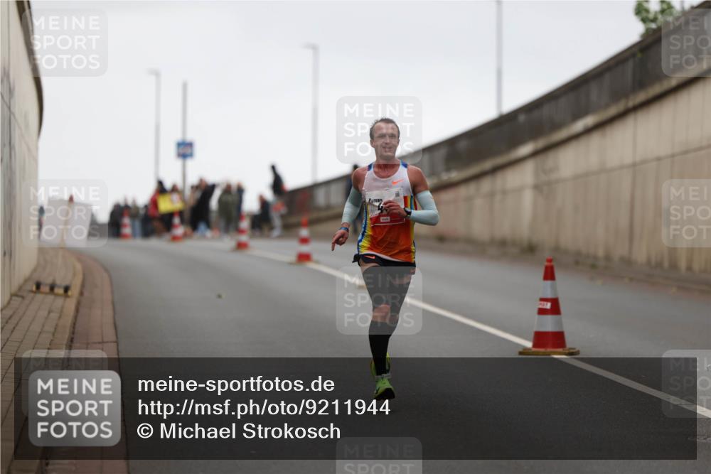 05.10.2025 - 20. swb-Marathon Bremen Michael Strokosch http://msf.ph/oto/9211944 05.10.2025 12:08:01 Laufen  meine-sportfotos.de