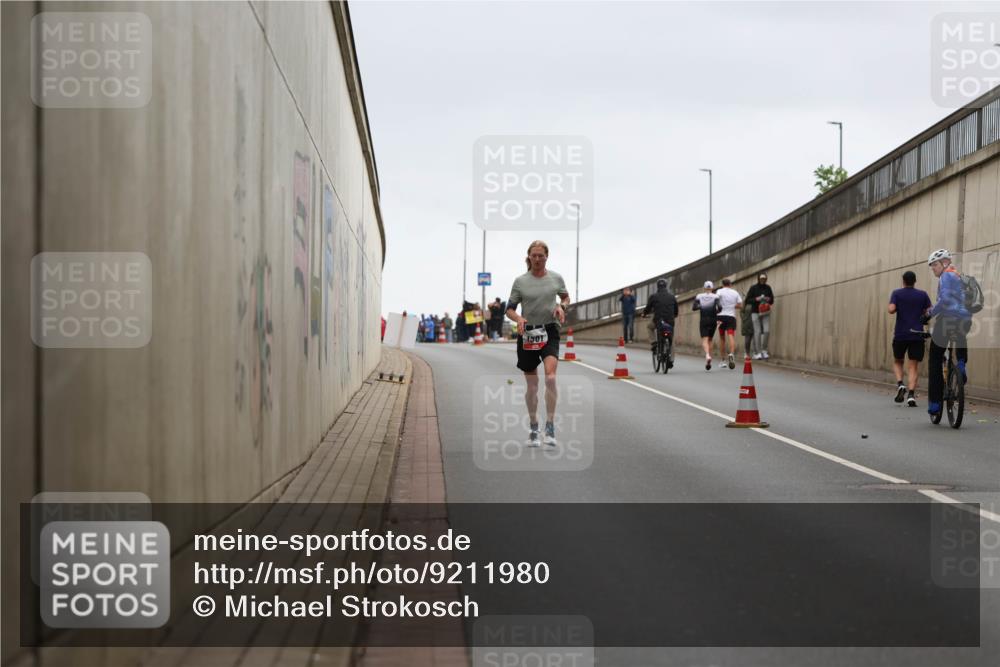 05.10.2025 - 20. swb-Marathon Bremen Michael Strokosch http://msf.ph/oto/9211980 05.10.2025 12:08:59 Laufen 1301 meine-sportfotos.de
