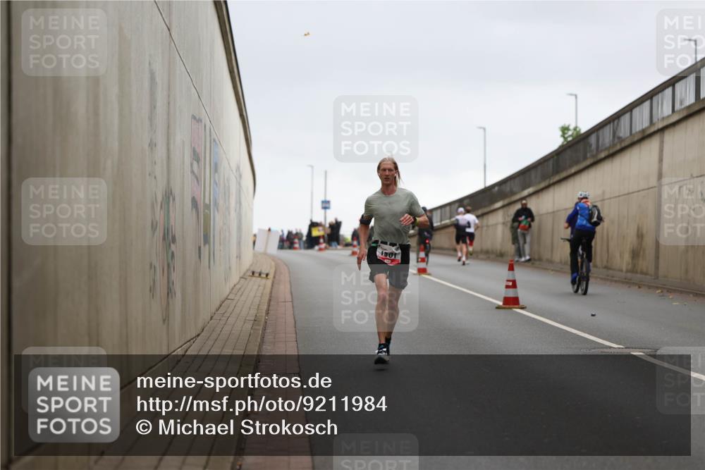05.10.2025 - 20. swb-Marathon Bremen Michael Strokosch http://msf.ph/oto/9211984 05.10.2025 12:09:01 Laufen 1501 meine-sportfotos.de