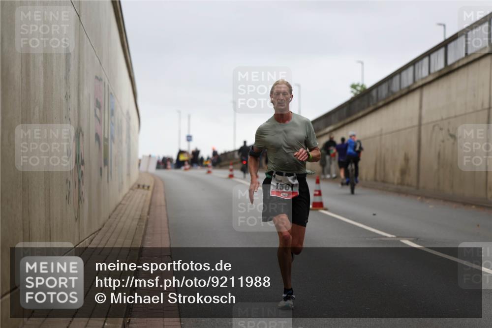 05.10.2025 - 20. swb-Marathon Bremen Michael Strokosch http://msf.ph/oto/9211988 05.10.2025 12:09:02 Laufen 1301 meine-sportfotos.de