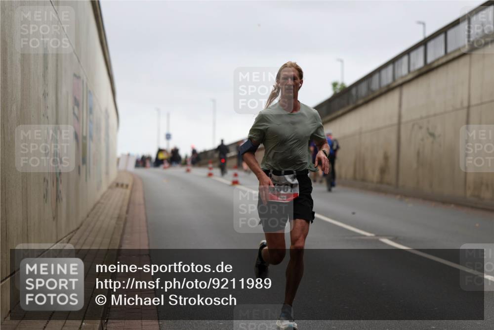 05.10.2025 - 20. swb-Marathon Bremen Michael Strokosch http://msf.ph/oto/9211989 05.10.2025 12:09:03 Laufen 301 meine-sportfotos.de