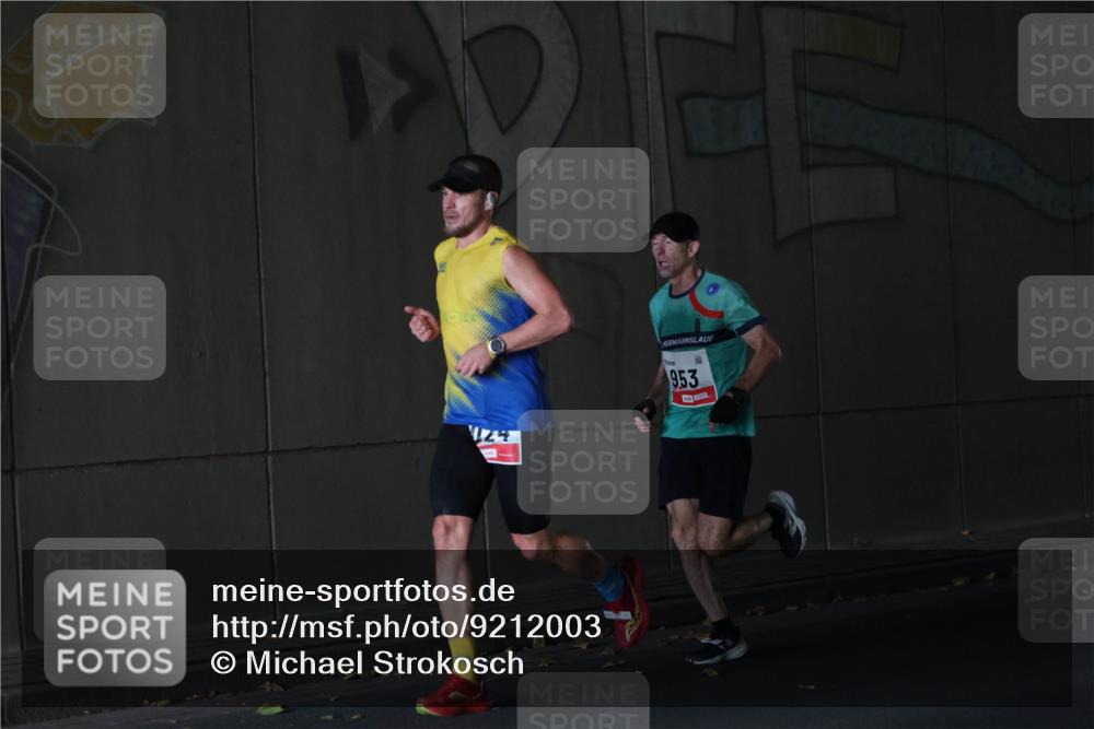 05.10.2025 - 20. swb-Marathon Bremen Michael Strokosch http://msf.ph/oto/9212003 05.10.2025 12:09:26 Laufen 953 meine-sportfotos.de