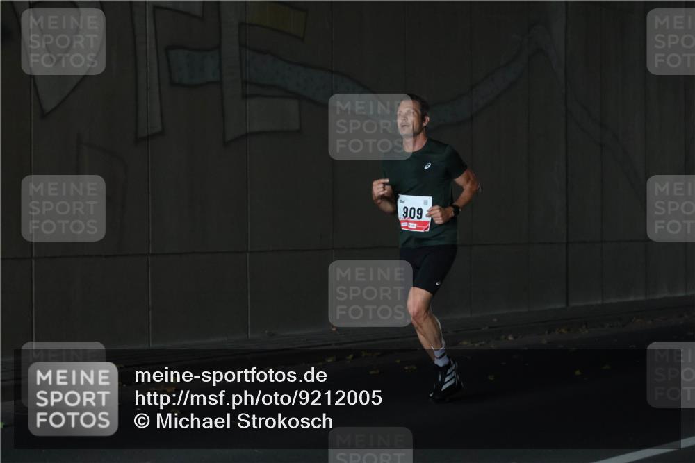 05.10.2025 - 20. swb-Marathon Bremen Michael Strokosch http://msf.ph/oto/9212005 05.10.2025 12:09:31 Laufen 909 meine-sportfotos.de