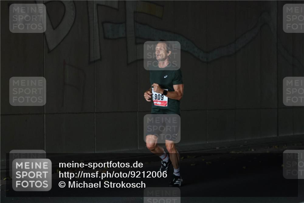 05.10.2025 - 20. swb-Marathon Bremen Michael Strokosch http://msf.ph/oto/9212006 05.10.2025 12:09:31 Laufen 909 meine-sportfotos.de