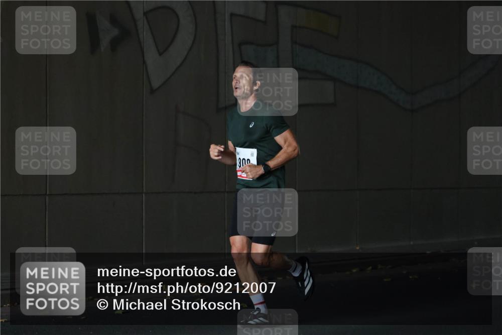 05.10.2025 - 20. swb-Marathon Bremen Michael Strokosch http://msf.ph/oto/9212007 05.10.2025 12:09:31 Laufen  meine-sportfotos.de