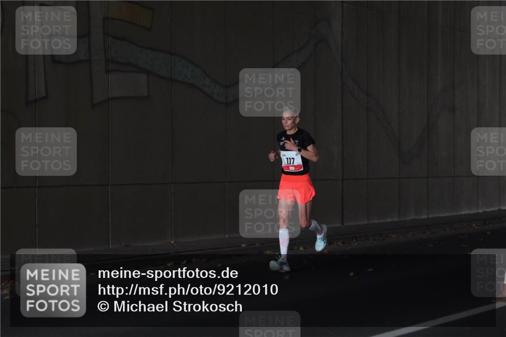 05.10.2025 - 20. swb-Marathon Bremen Michael Strokosch http://msf.ph/oto/9212010 05.10.2025 12:09:47 Laufen 117 meine-sportfotos.de