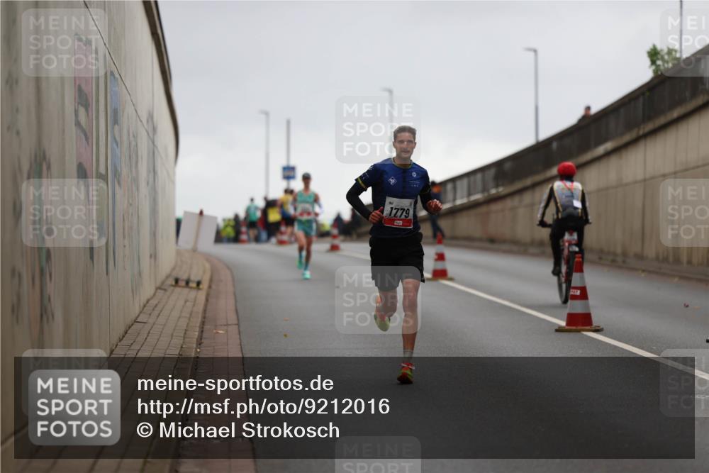 05.10.2025 - 20. swb-Marathon Bremen Michael Strokosch http://msf.ph/oto/9212016 05.10.2025 12:09:59 Laufen 1779 meine-sportfotos.de