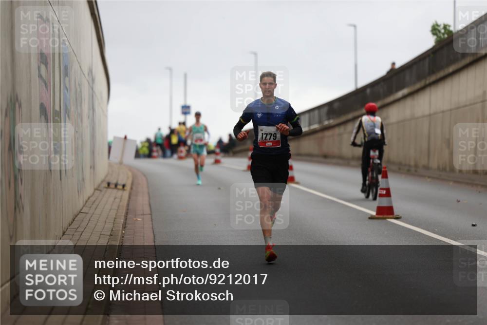 05.10.2025 - 20. swb-Marathon Bremen Michael Strokosch http://msf.ph/oto/9212017 05.10.2025 12:09:59 Laufen 1779 meine-sportfotos.de