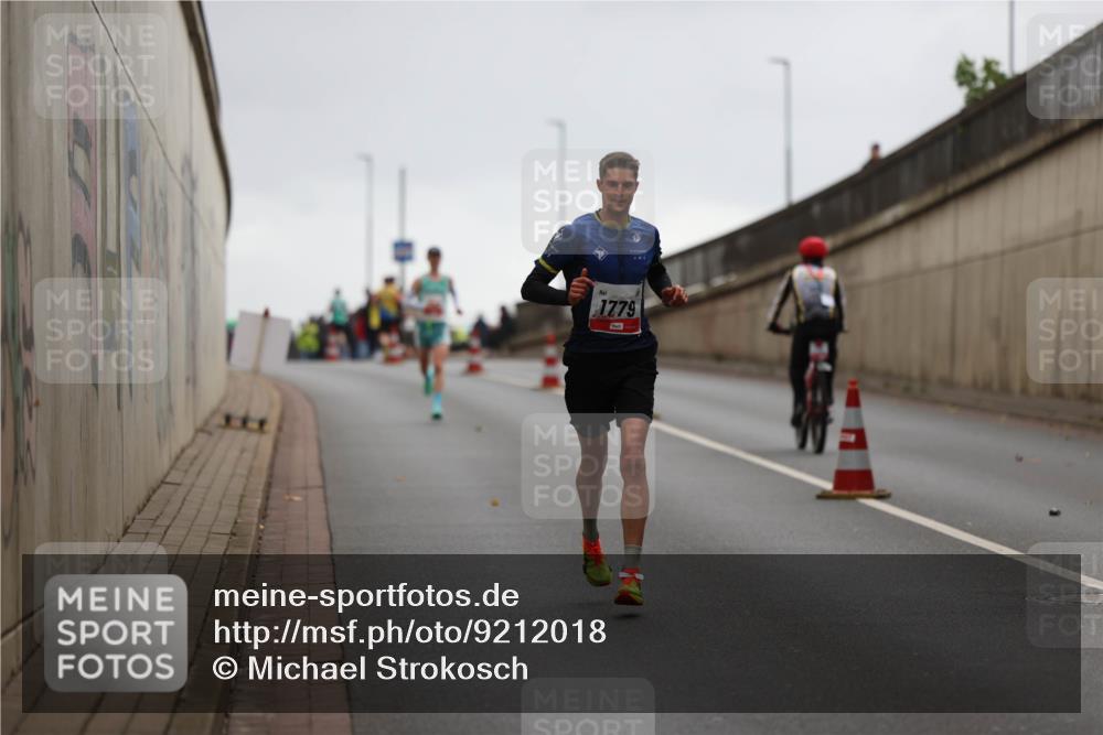 05.10.2025 - 20. swb-Marathon Bremen Michael Strokosch http://msf.ph/oto/9212018 05.10.2025 12:09:59 Laufen 1779 meine-sportfotos.de