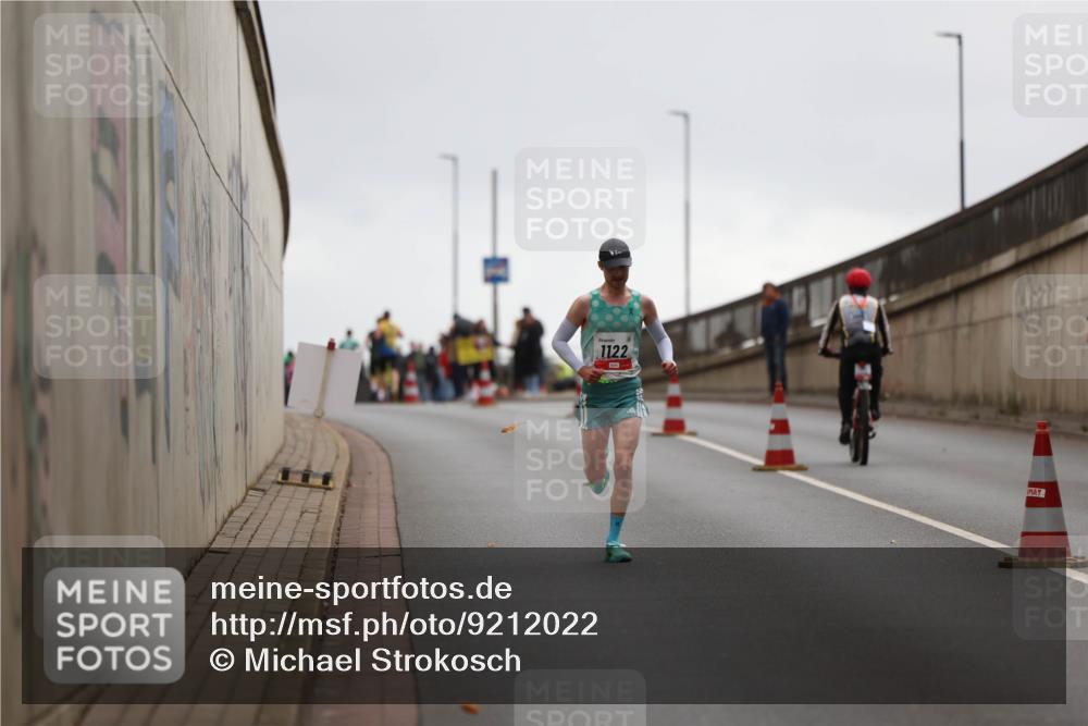 05.10.2025 - 20. swb-Marathon Bremen Michael Strokosch http://msf.ph/oto/9212022 05.10.2025 12:10:04 Laufen 1122 meine-sportfotos.de