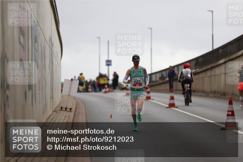 05.10.2025 - 20. swb-Marathon Bremen Michael Strokosch http://msf.ph/oto/9212023 05.10.2025 12:10:04 Laufen 1122 meine-sportfotos.de