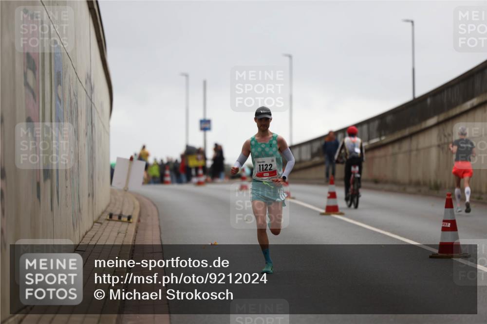 05.10.2025 - 20. swb-Marathon Bremen Michael Strokosch http://msf.ph/oto/9212024 05.10.2025 12:10:05 Laufen 1122 meine-sportfotos.de