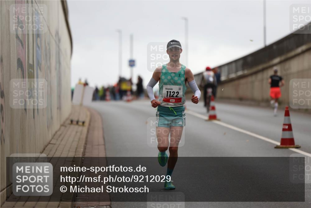 05.10.2025 - 20. swb-Marathon Bremen Michael Strokosch http://msf.ph/oto/9212029 05.10.2025 12:10:07 Laufen 1122 meine-sportfotos.de