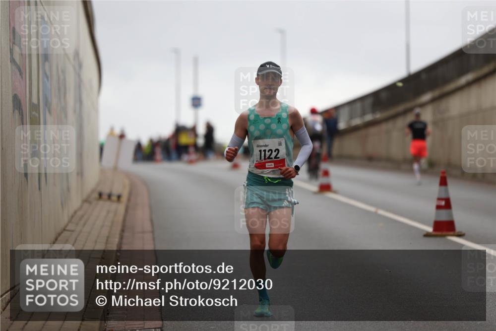 05.10.2025 - 20. swb-Marathon Bremen Michael Strokosch http://msf.ph/oto/9212030 05.10.2025 12:10:07 Laufen 1122 meine-sportfotos.de