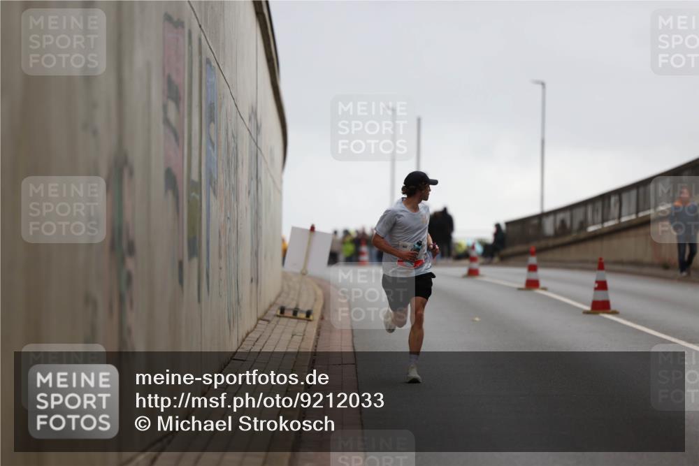 05.10.2025 - 20. swb-Marathon Bremen Michael Strokosch http://msf.ph/oto/9212033 05.10.2025 12:10:33 Laufen  meine-sportfotos.de