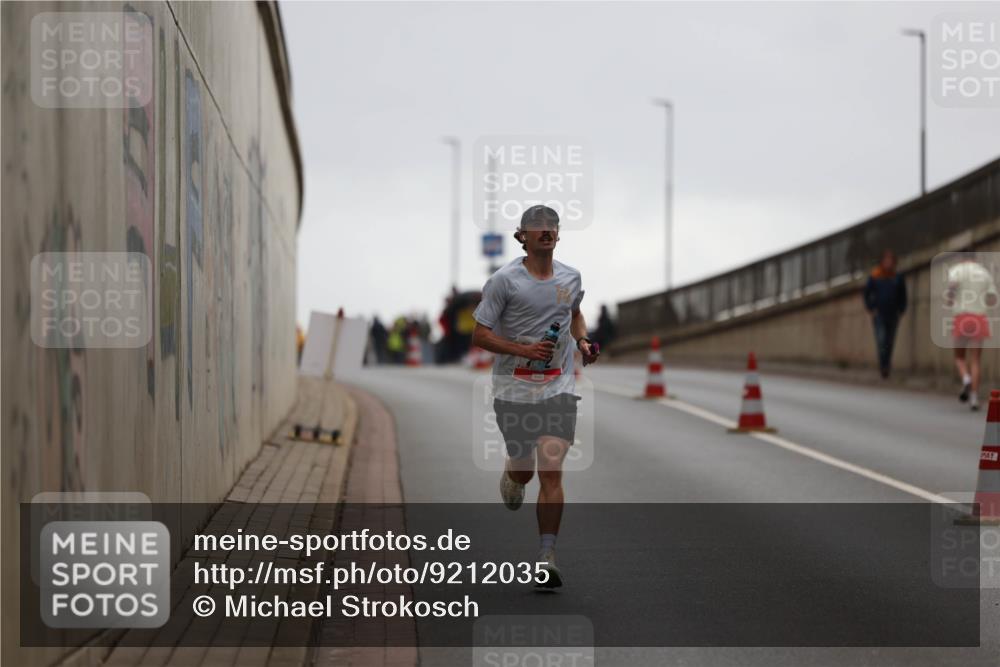 05.10.2025 - 20. swb-Marathon Bremen Michael Strokosch http://msf.ph/oto/9212035 05.10.2025 12:10:35 Laufen  meine-sportfotos.de