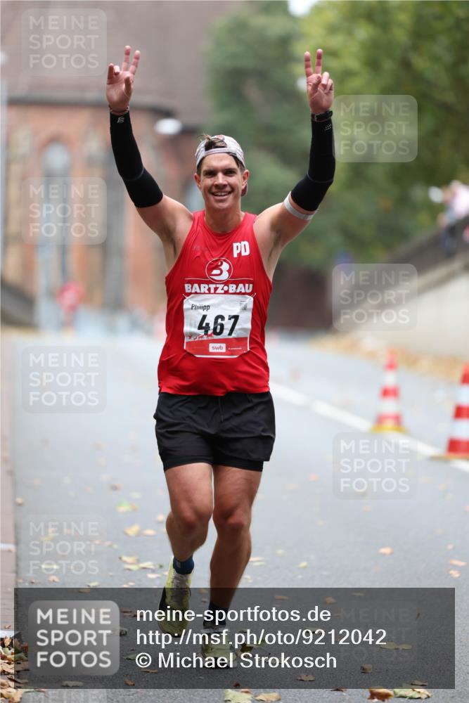 05.10.2025 - 20. swb-Marathon Bremen Michael Strokosch http://msf.ph/oto/9212042 05.10.2025 12:12:43 Laufen 467 meine-sportfotos.de
